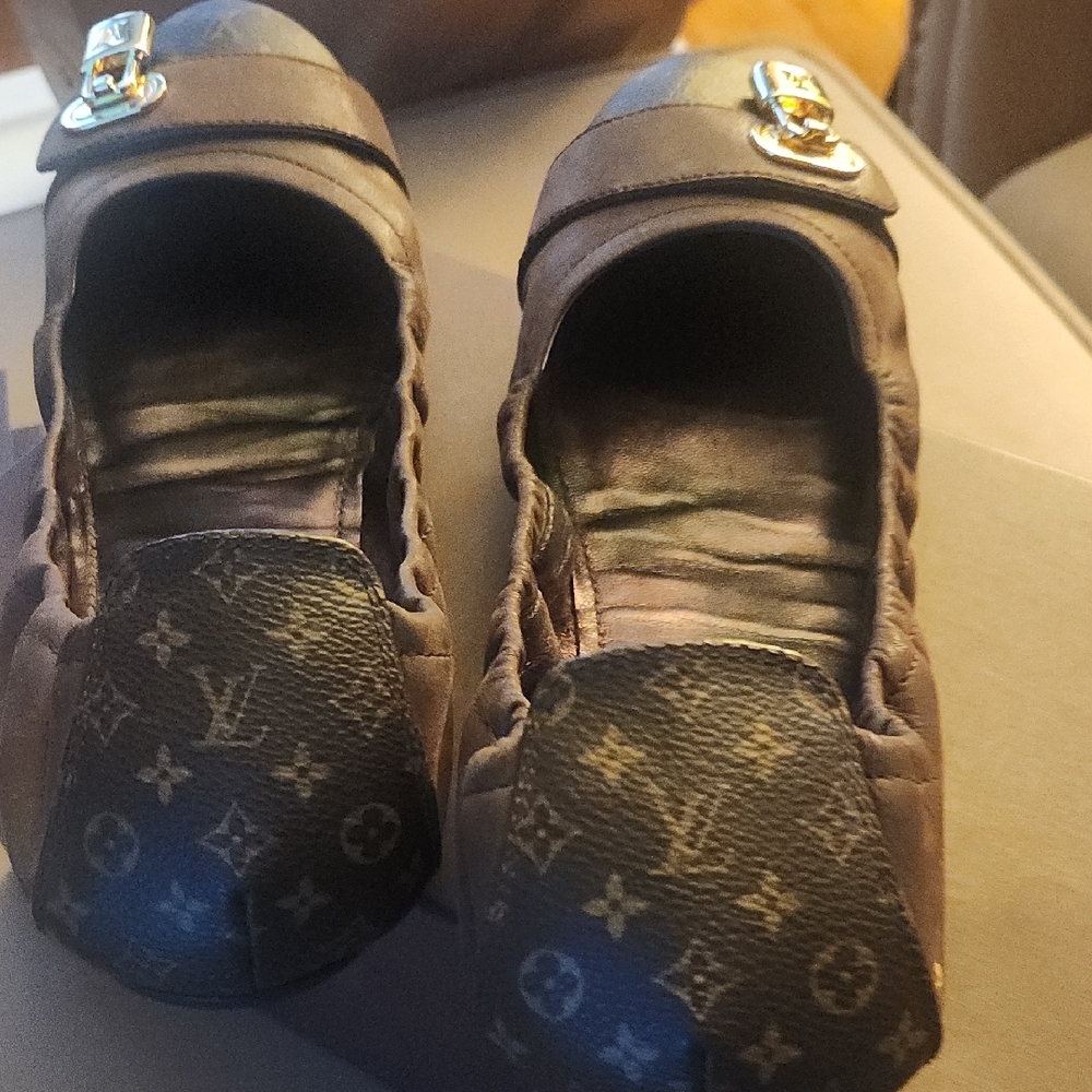 Louis Vuitton Black and Gold Women's Flats - Picture 5 of 8